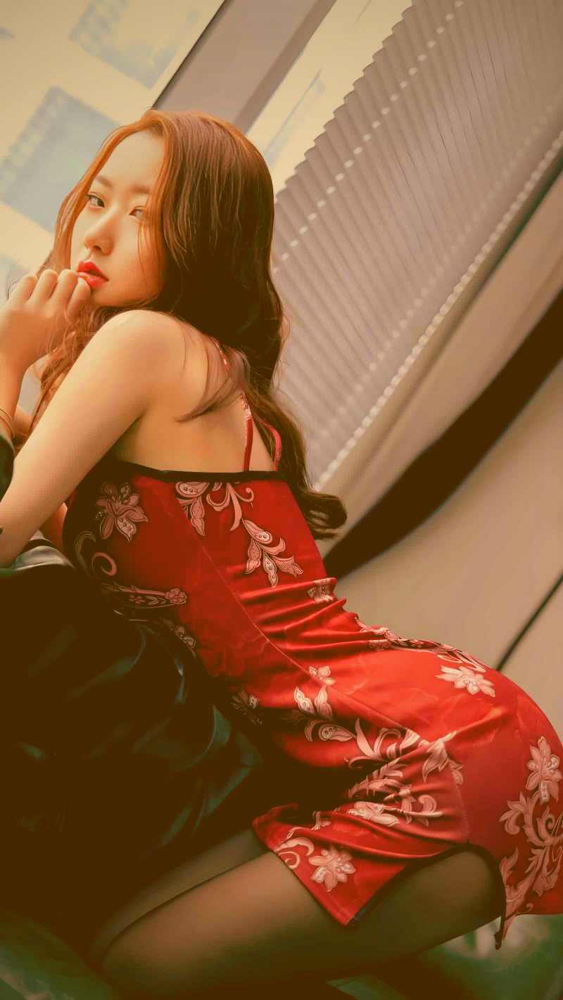 一张复古风格的桌面，上面散落着几本打开的书、一个老式台灯、一杯冒着热气的茶，以及一个写满手写笔记的笔记本。氛围宁静而专注。